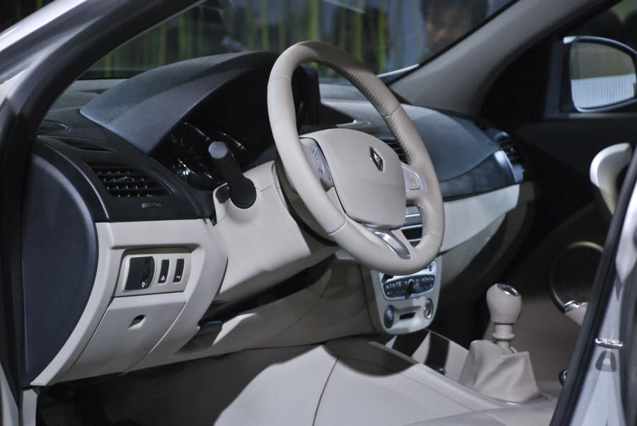  Renault Fluence 2010 года  (фото 52 из 146)